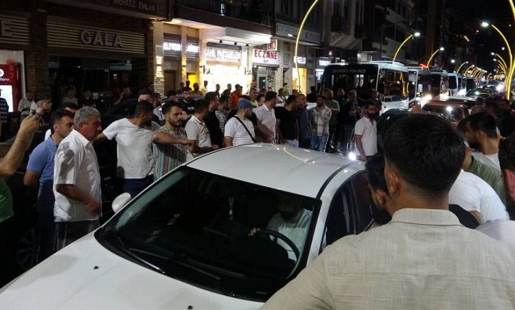 Rize’de Başkanları Gözaltına Alınan Minibüsçüler Eylem Yaptı
