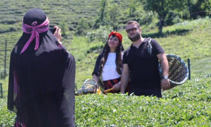 Rize’deki Çay Bahçesi Baklava Görünümlü Hali İle Turistlerin İlgisini Çekiyor